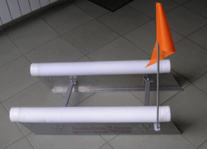 Многие рыбаки замечали как по реке либо водоёму передвигаются некие плавсредства, которые имеют небольшую скорость и заброшенные в воду спиннинги. Это приспособление, с помощью которого осуществляется троллинговая ловля хищных рыб. На первый взгляд кажется, будто ловля таким способом осуществляется легко, но и у него есть некоторые нюансы, влияющие на успех ловли.