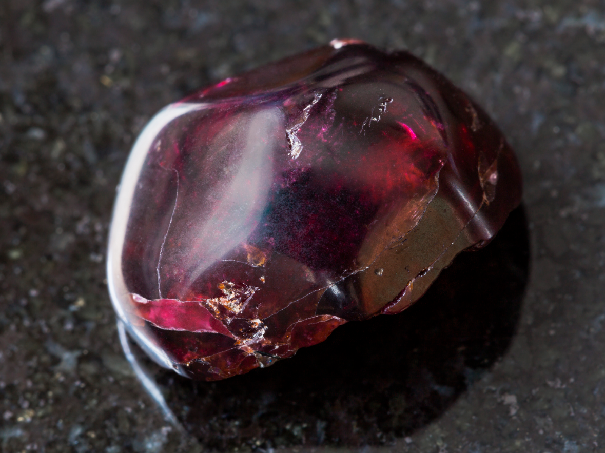 Карбункул - общее название драгоценных и полудрагоценных камней красного цвета, обычно, разновидностей граната. Так же карбункул - кожное заболевание