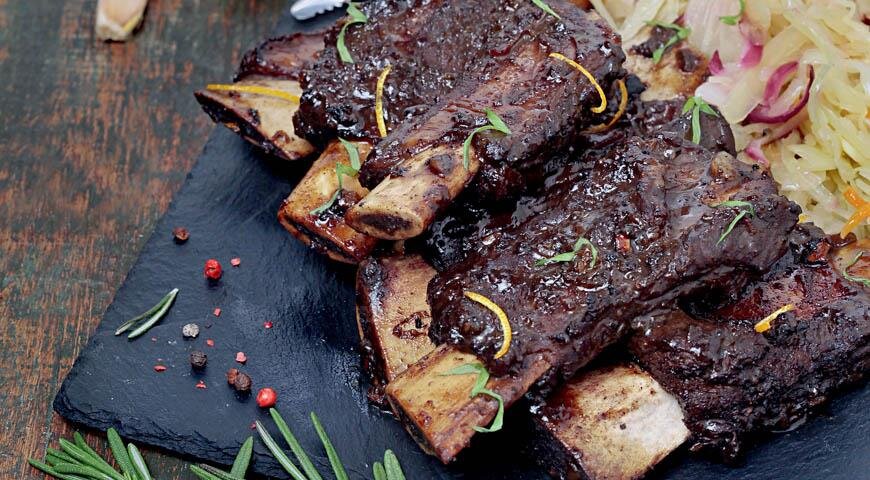 ИНГРЕДИЕНТЫ 800 г говяжьих ребрышек
1,5 ст. л. светлого соевого соуса
1,5 ст. л. рисового вина
1 ст. л. рисового уксуса
1 ч. л. темного кунжутного масла
масло для фритюра
Для соуса
3 зубчика чеснока
3–4 стебля зеленого лука
цедра 1 большого апельсина
5 ст. л. рисового уксуса
1 ст. л. светлого соевого соуса
1 ст. л. смеси «Пять специй»
1 ст. л. сахара
ПОШАГОВЫЙ РЕЦЕПТ ПРИГОТОВЛЕНИЯ
Шаг 1
Фото приготовления рецепта: Тушеные говяжьи ребрышки «Пять специй», шаг №1
Тесаком подрежьте и разрубите ребрышки по одному.
Шаг 2
Фото приготовления рецепта: Тушеные говяжьи ребрышки «Пять специй», шаг №2
Для маринада смешайте соевый соус, вино, уксус и масло, положите в эту смесь ребрышки, тщательно перемешайте, накройте пленкой и оставьте при комнатной температуре на 30 мин.
Шаг 3
Фото приготовления рецепта: Тушеные говяжьи ребрышки «Пять специй», шаг №3
В большом воке нагрейте масло. Порциями кладите в масло ребрышки и обжаривайте их до коричневой корочки со всех сторон. Каждую готовую порцию выкладывайте на бумажные полотенца, чтобы стекло лишнее масло.
Шаг 4
Фото приготовления рецепта: Тушеные говяжьи ребрышки «Пять специй», шаг №4
Когда все ребрышки готовы, приготовьте соус: вылейте масло из вока, влейте уксус, добавьте соевый соус, измельченную цедру, смесь «Пять специй» и сахар.
Шаг 5
Фото приготовления рецепта: Тушеные говяжьи ребрышки «Пять специй», шаг №5
Раздавите, очистите и мелко порубите чеснок. Очень тонко нарежьте зеленый лук, положите в вок вместе с чесноком. Доведите до кипения и уменьшите огонь до минимума.
Шаг 6
Фото приготовления рецепта: Тушеные говяжьи ребрышки «Пять специй», шаг №6
Положите в кипящий соус ребрышки. Залейте водой так, чтобы мясо было покрыто наполовину. Тушить под крышкой 1 ч. Подавайте горячими.