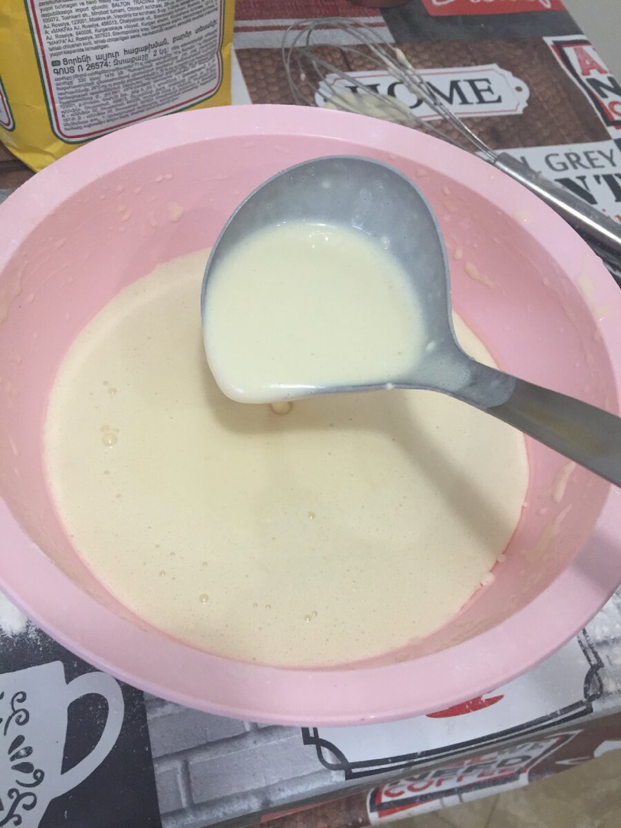 Рецепт блинчиков : я делаю с молоком и водой , 1 стакан воды и 2 стакана молока , по 200 гр примерно в стакане , 2 яйца , сахар 4 ст. Ложки сахара , и  1 чайн. Ложка соли , мука на глаз что б не сильно густое было , и растительное масло наливаю гр 50, перемешали все и готово 😊, очень вкусно и быстро , блинчики получаются тонкие 👍рекомендую 😋
