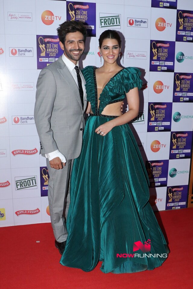 Крити и Аарян предпочли одеться стильно, модно и красиво. Думаю плохих комментариев на счет нарядов возникнуть не должно.