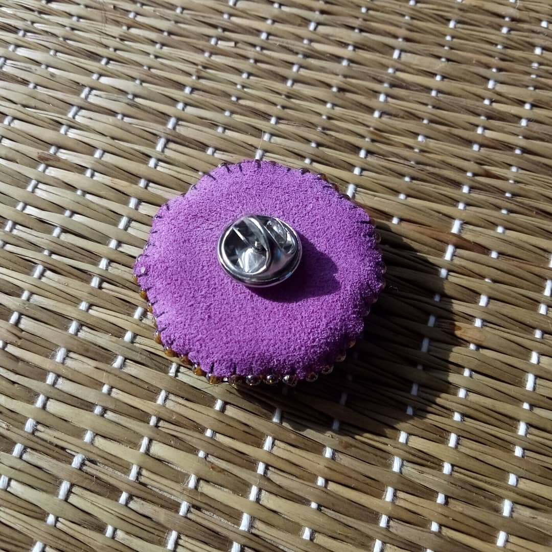 Брошь с креплением гвоздик