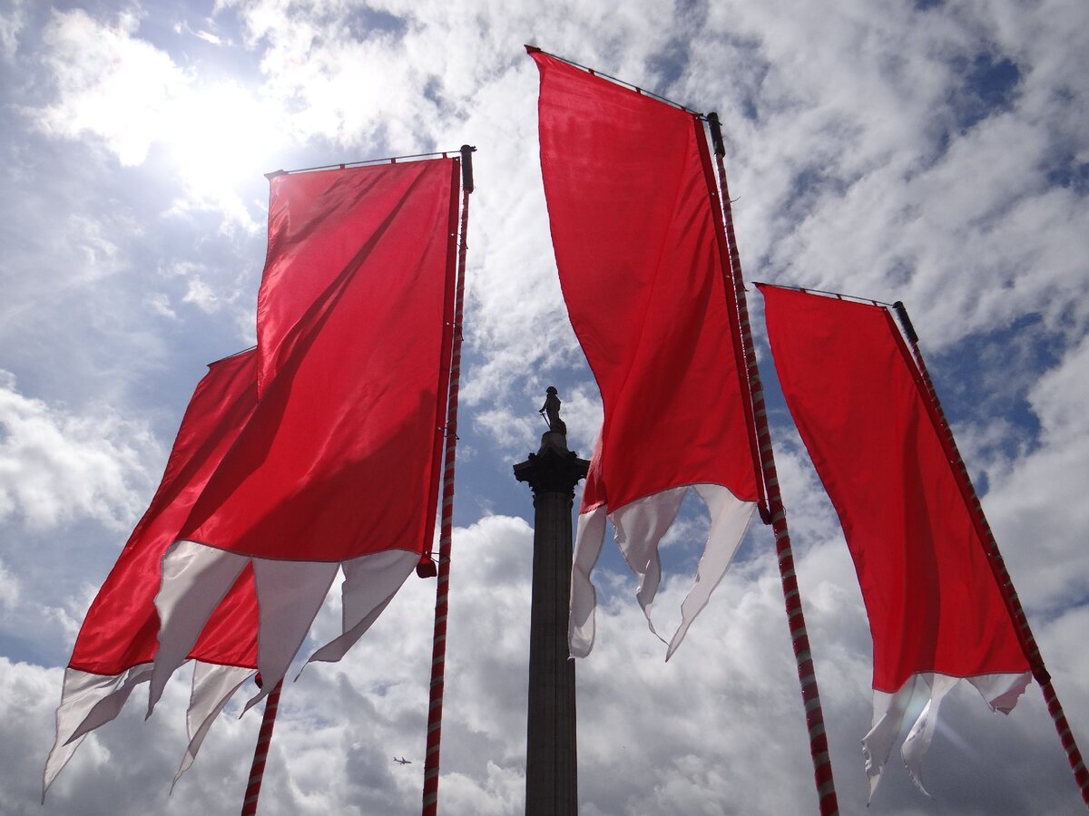 Трафальгарская площадь украшена флагами в честь дня Англии