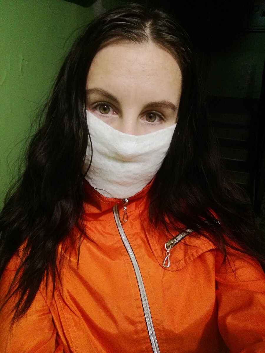 Личное фото автора, вышла в магазин - в маску сделала за 10 секунд из одноразового полотенца. 