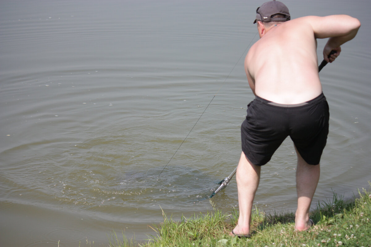 Леска отпущена, рыба нырнула вниз,  кольцо поднимаем (ручкой подсака вверх).
