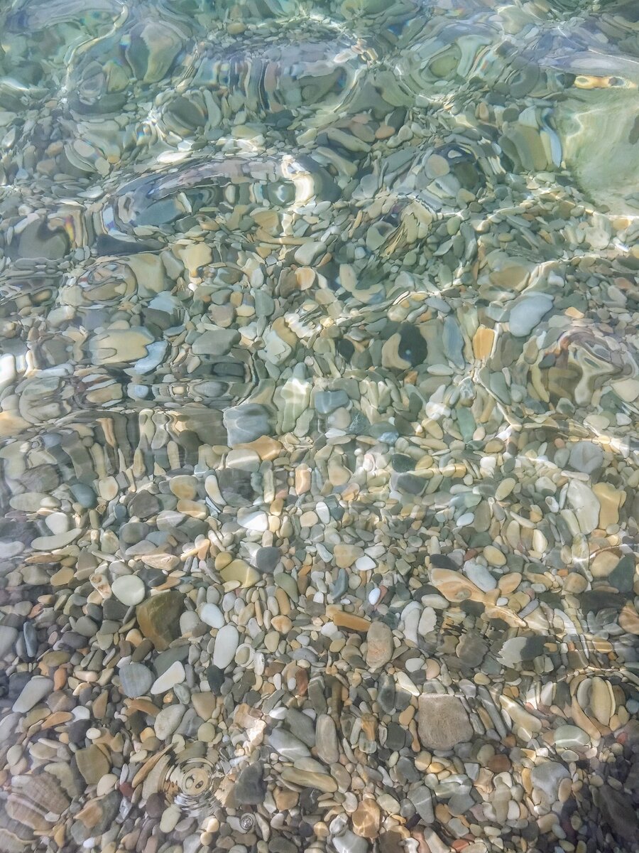 Кристально чистое море. Побывав в Дивноморском однажды, Вы захотите вернуться вновь...