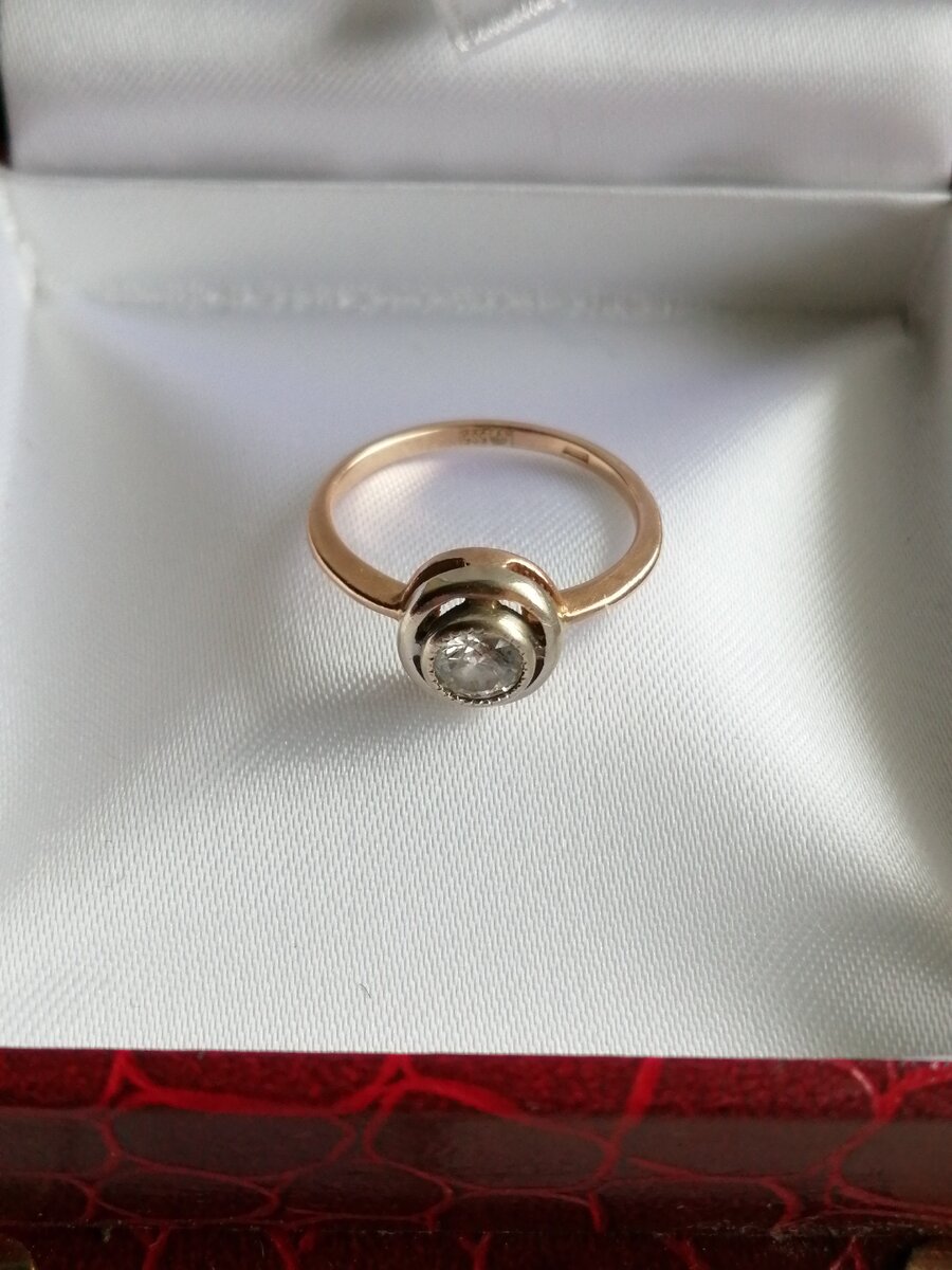 Кольцо с бриллиантом. Фото автора.