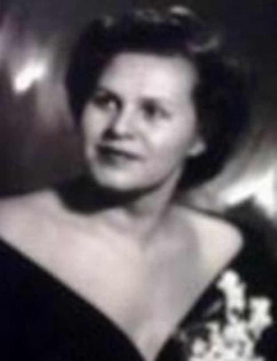 Александра Андреевна Коваленко (1918-1999)— советская и российская эстрадная певица. Заслуженная артистка РСФСР.