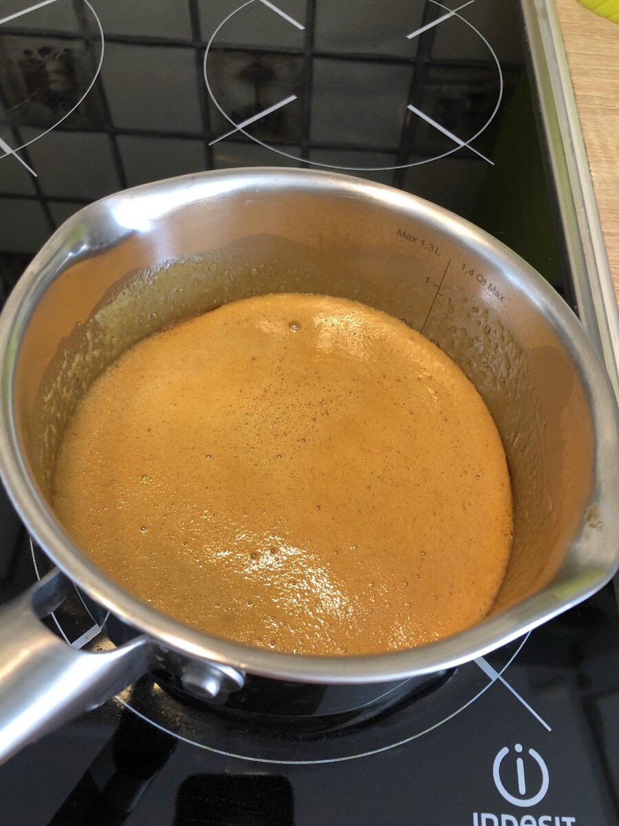 На фото мед, сода и масло.