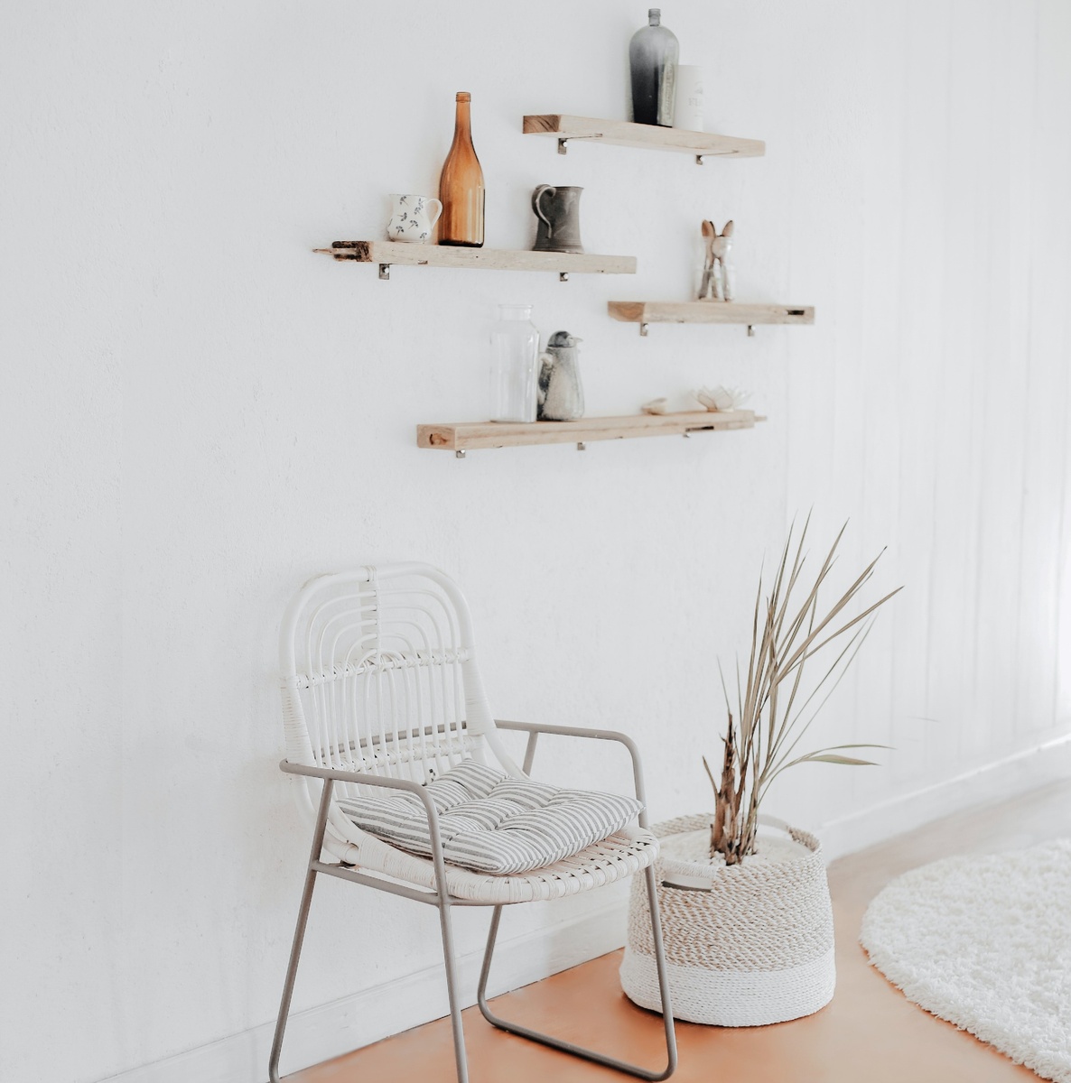 Подвесные полки в интерьере 