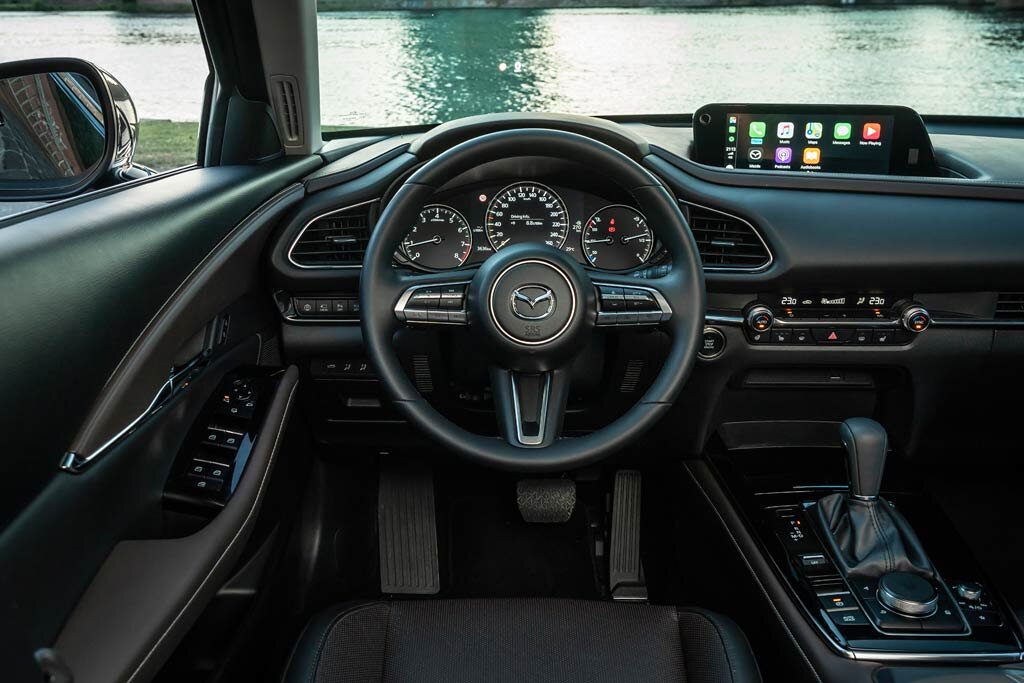 Салончик интересный, как я уже говорил с "тройкой", напоминает мне Ауди А3, эхх, была бы ну за 1,4 минималка и ой какие бы продажи наворотили...