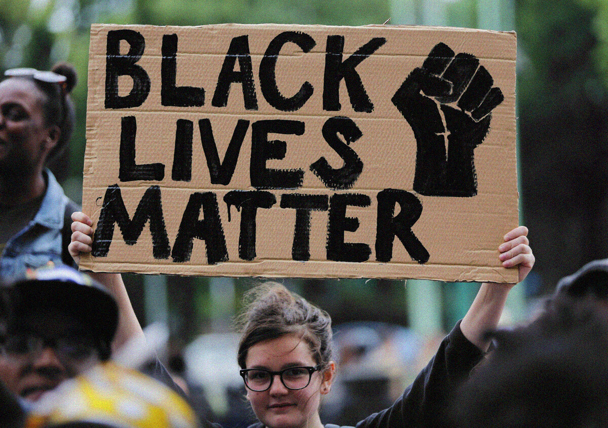 Белые женщины тоже участвуют в движении.