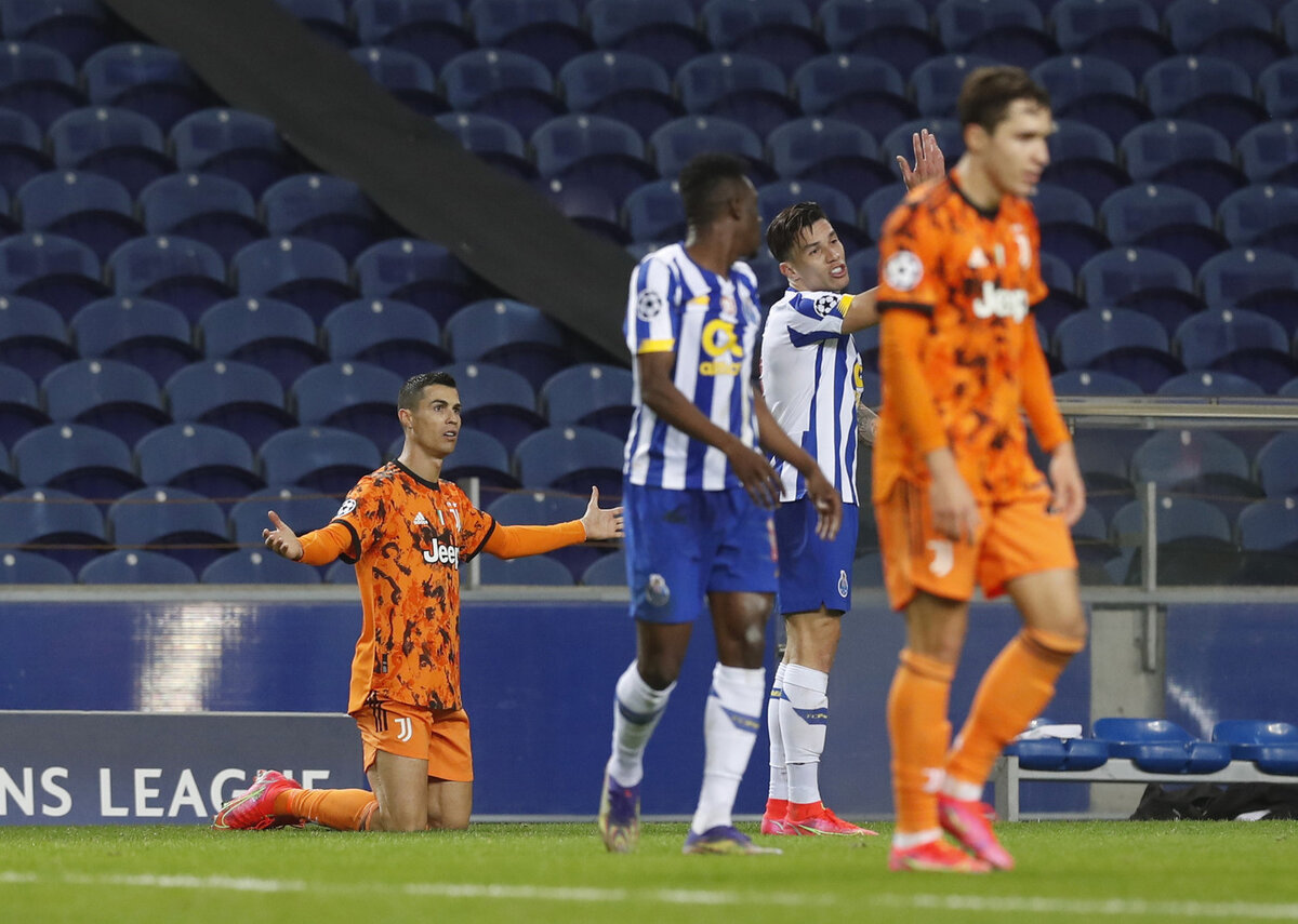 Расстроенный Криштиану Роналду в матче 1/8 лиги чемпионов. Противостояние Ювентуса и Порту. Португальцы выиграли со счётом 2:1, а Криштиану запомнился блеклым перфомансом. 