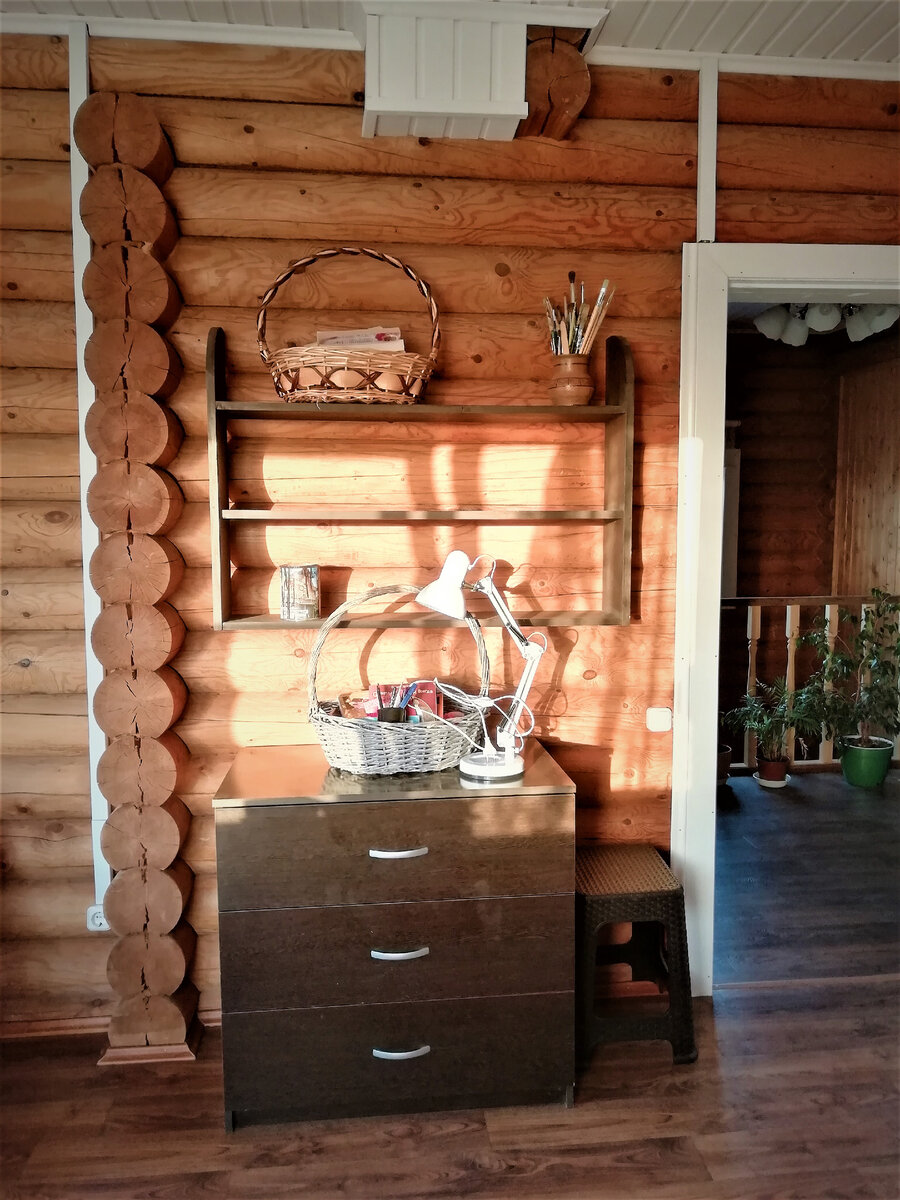 Теперь комод и полки в мастерской. Еще даже ничего не расставила...