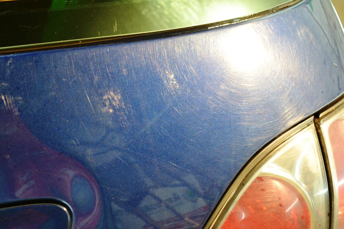 Разрушенное ЛКП из-за неправильной мойки авто