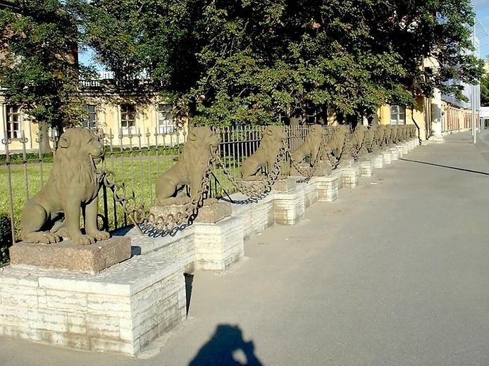  К такой ограде страшновато подходить близко.