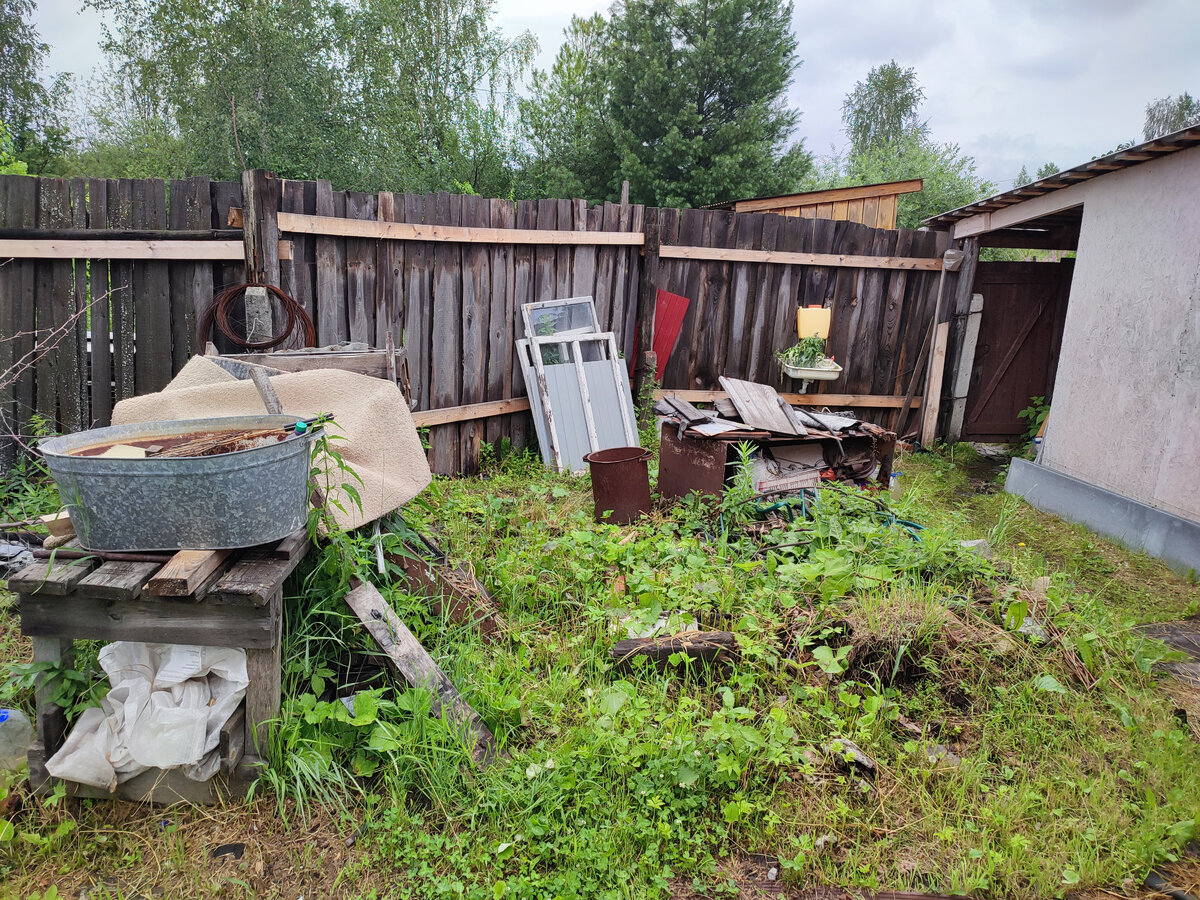 Остатки хоз построек.