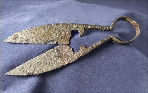 Одни из первых найденных ножниц