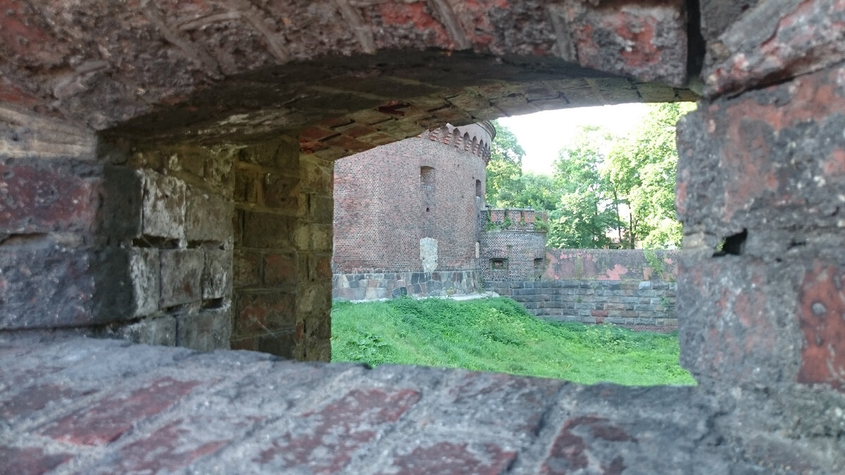 Этот вид во "двор" той же башни 