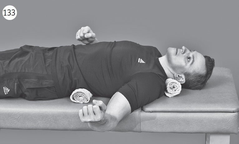 Тренировки 30 секунд. Валик из полотенца под шею. Сон на валике. Спать на валике. Упражнения с валиком для шеи.