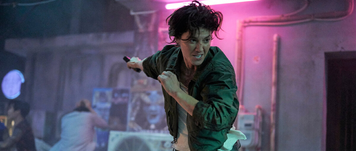 Во всех этих фильмах любят неон. Кадр из к/ф «Кейт».