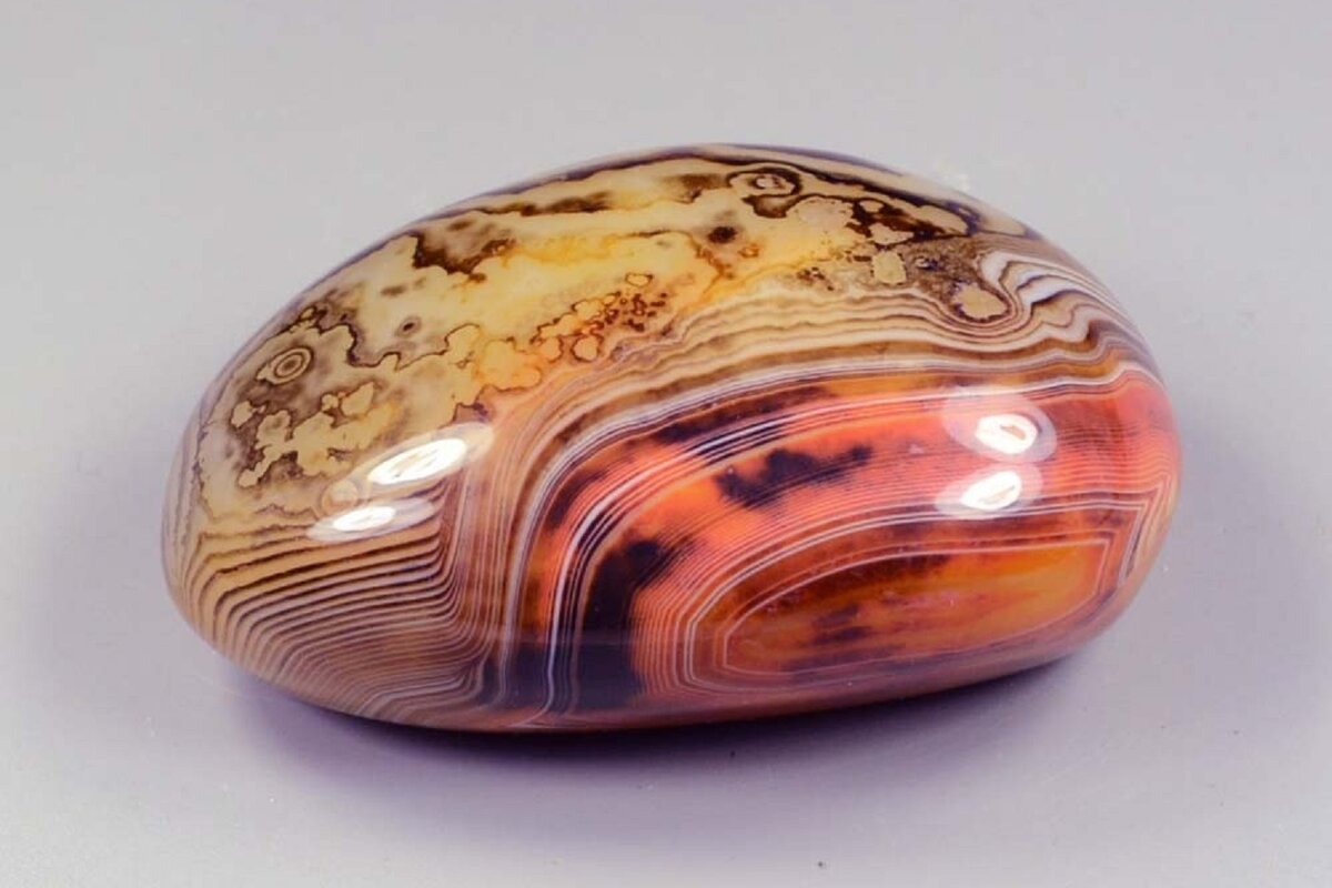 Встречаются многоцветные образцы.