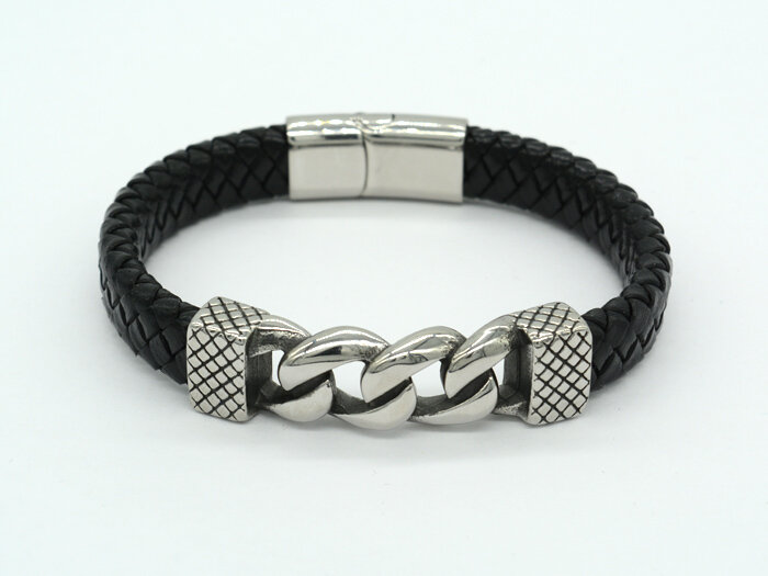 Пожалуй, моё первое знакомство с браслетами состоялось именно с кожаными его версиями. Потом, будучи подростком, я с презрением косился на кожу, отдавая предпочтения металлическим цепям и ламелям. А вот, с недавних пор, опять возлюбил именно кожаные браслеты: они мягче, теплее и удобнее, нежели металл. 