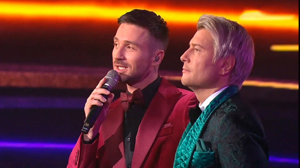 Бессменные ведущие шоу в бессменных костюмах, отлично, что шутки всегда разные. 