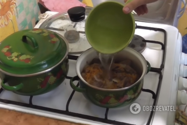 Перемещаем содержимое сковороды в кастрюлю