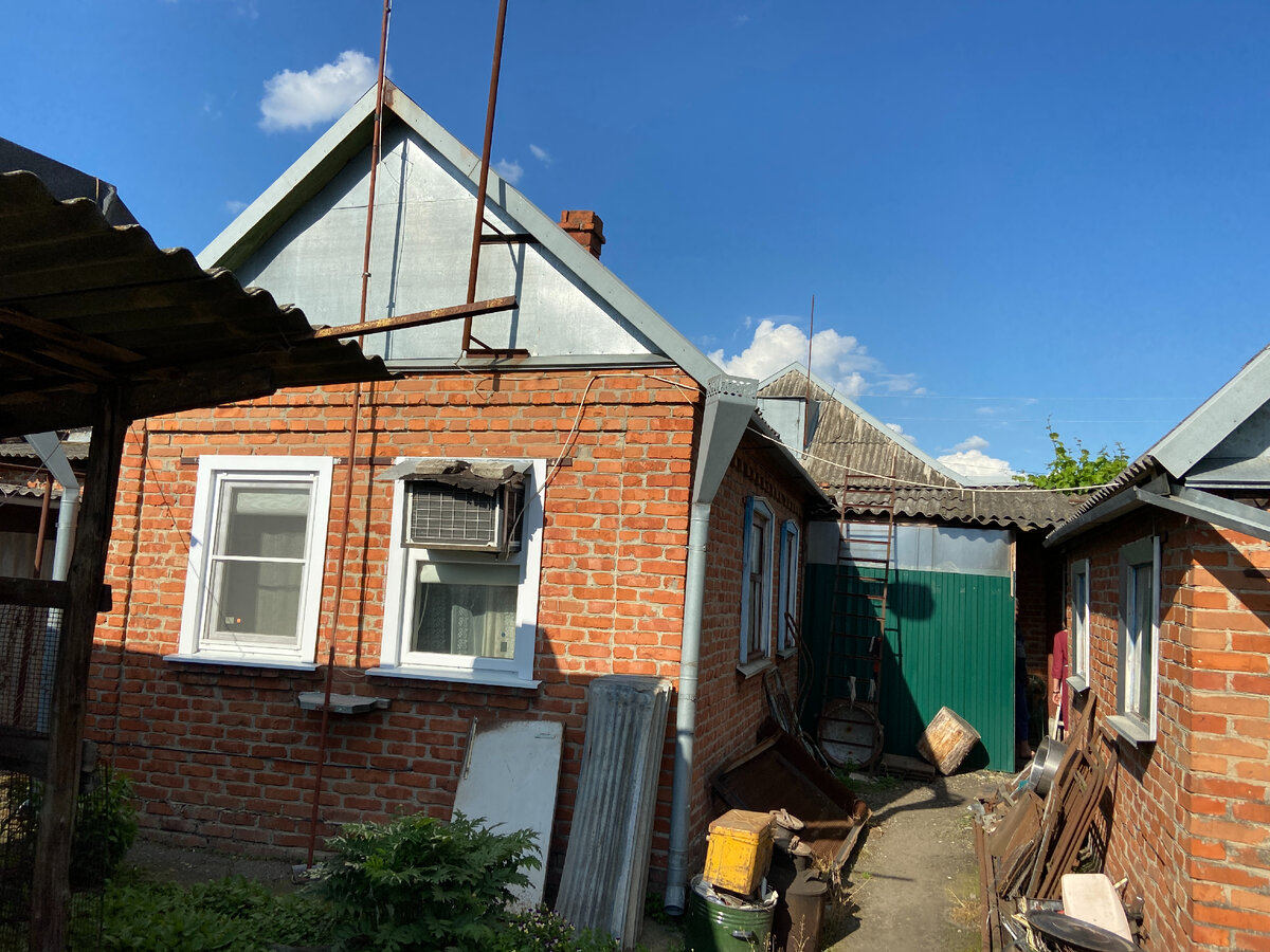 Дом, в одной из станиц, продаётся уже 5 лет, теперь за 6 000 000 рублей) А за 2 его не покупали