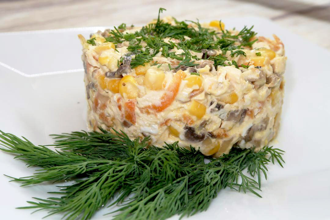 Салат с жареными грибами курицей яйцами