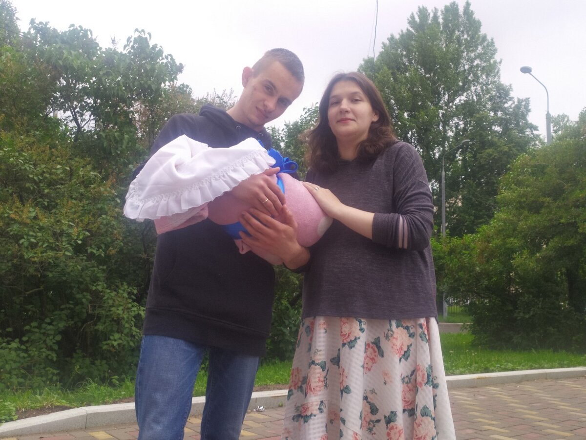 Розовый плед и голубая лента, это сломало головы многим, большая загадка 😅