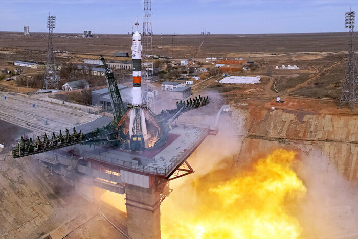 Главным космодромом для нашей страны и сегодня остается Байконур, который был построен в 1955 г. Сейчас он располагается в Казахстане, а это уже территория другой страны. В связи с этим России приходится платить ежегодную аренду. Сумма внушительная – десять миллиардов рублей. Несмотря на удаленность территории и высокую арендную плату, Роскосмос и дальше вкладывает в проект средства. Почему финансирование данного объекта со стороны нашего государства не прекращается, и что будет после окончания срока аренды?