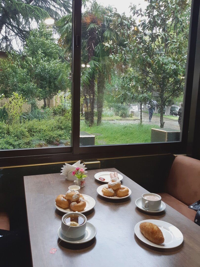 8 пышек, чай, какао, 2 сосиски и котлета по киевски. Вышло примерно на 500 руб. 