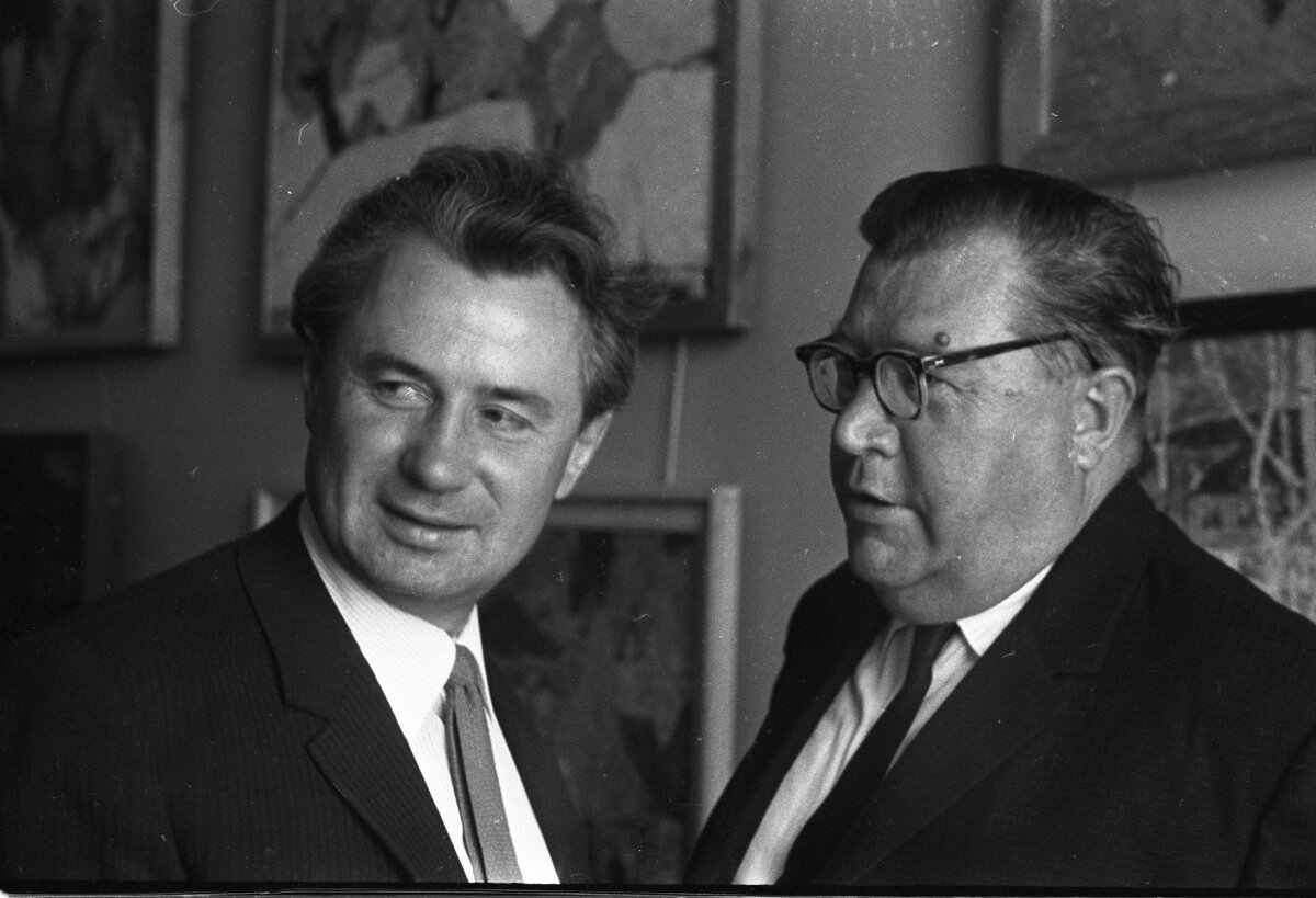 Улитин В.Г. Негатив чёрно-белый. Писатели Никитин Сергей Константинович и Ларин Сергей Васильевич на выставке работ владимирских художников. 1967 г. Из собрания ГВСМЗ