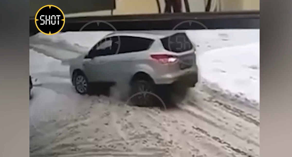 Скрин видео. Зад машины держит как раз корпус бабушки.