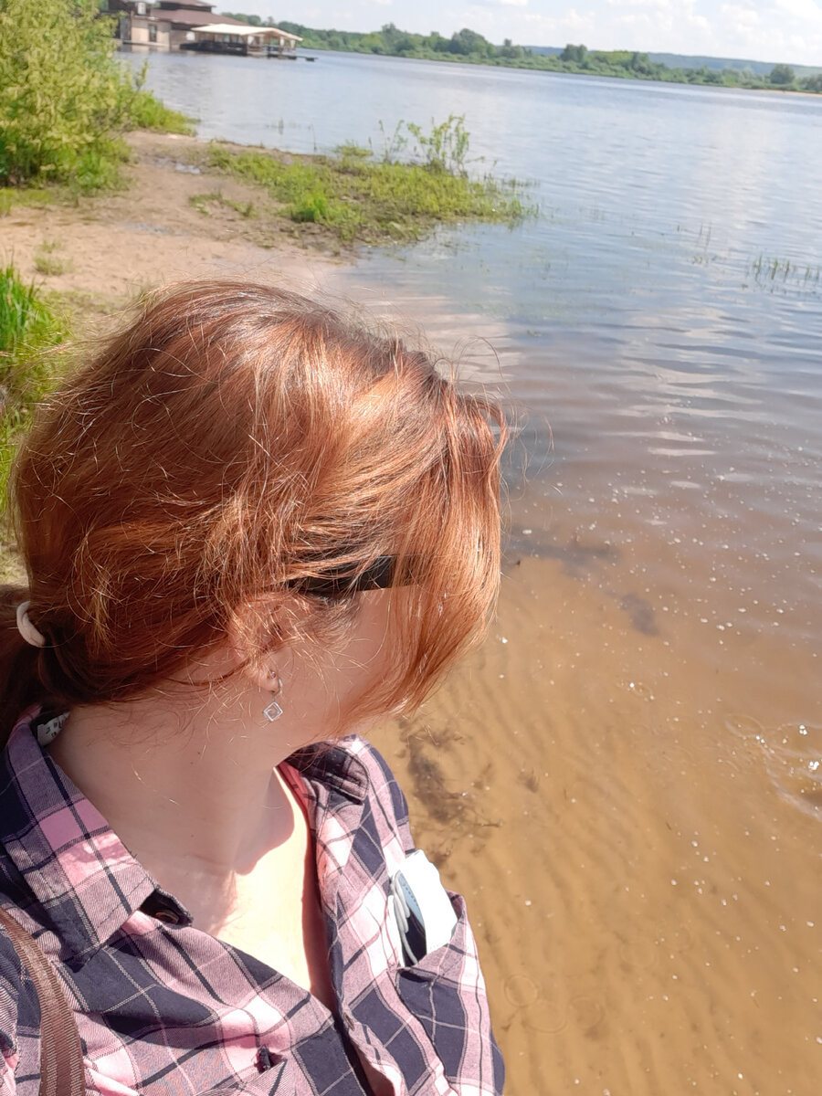 Водичка, конечно, у нас не самая чистая, но тёпленькая😊 скажу сразу, мы в ней не купаемся, но побегать немножко босиком разрешается