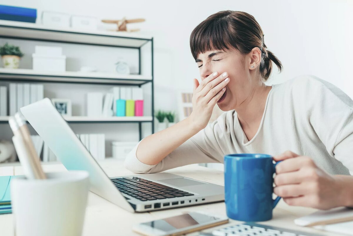 Сонная девушка во время работы