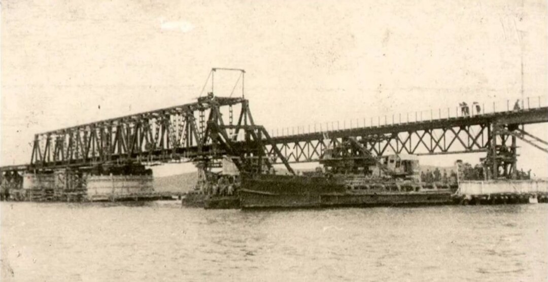 Фарватерный участок Крымского железнодорожного моста 1944г.
