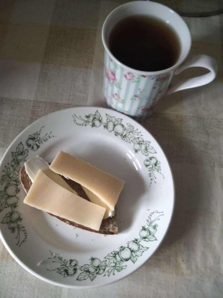 На завтрак бутерброд с сыром и маслом