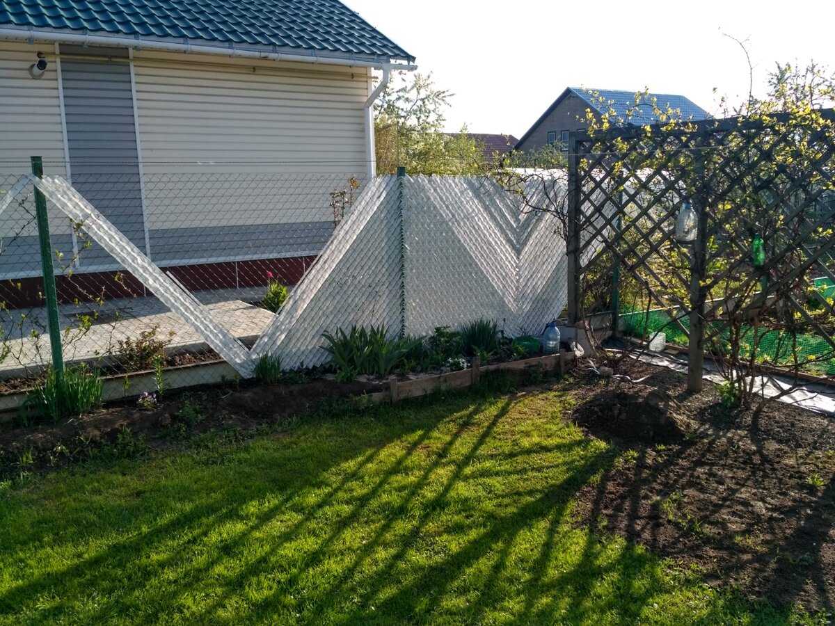 В солнечный день, забор смотрится и светлее и прозрачнее