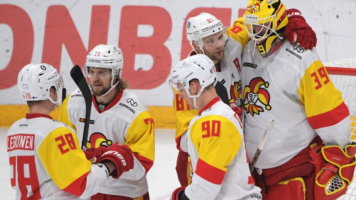    Игроки ХК "Йокерит" радуются победе в матче регулярного чемпионата Континентальной хоккейной лиги между ХК "Динамо" (Россия, Москва) и ХК "Йокерит" (Финляндия, Хельсинки).© РИА Новости / Владимир Федоренко