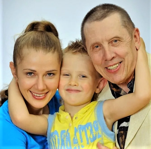  У известного актёра Валерия Золотухина родился сын Иван, когда ему, то есть папе было 63 года.
Сейчас Ване 18 лет и он растёт настоящим красавцем.