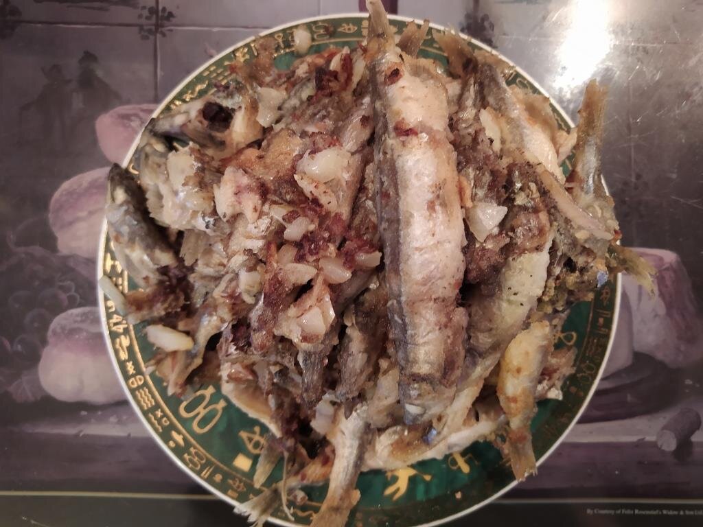 Жареная мойва. Каждая рыбка пожарена в отдельности.