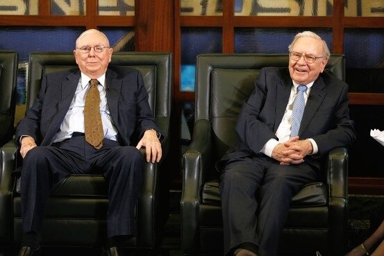 На фото Чарли с фанатом.