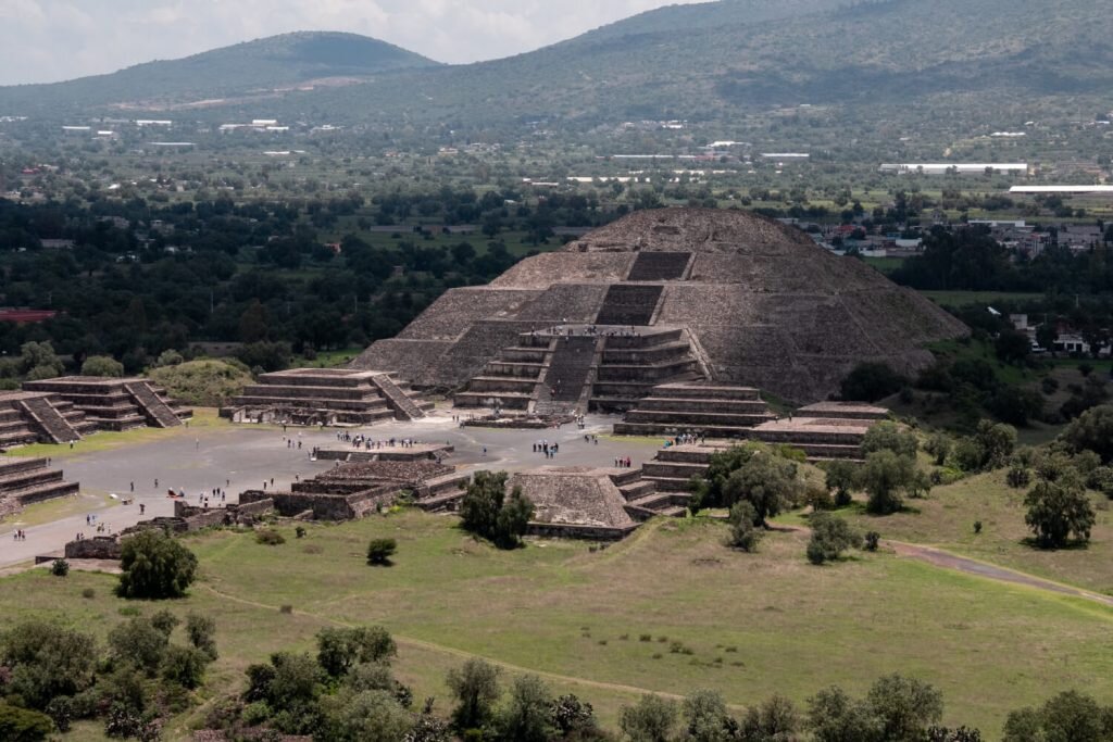 Во время раскопок в комплексе Plaza of the Columns в Теотиуакане в Мексике археологи обнаружили полные останки паукообразной обезьяны, тысячи фрагментов фресок в стиле майя и более 14 000 керамических