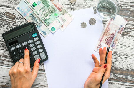 Я никогда не умела РАСПОРЯЖА́ТЬСЯ деньгами. Тратила больше чем зарабатывала. А самое грустное что тратила на то, что на самом деле не хотела( про это напишу отдельную статью) 

У меня наполеоновские планы, на пути к которым стоят кредиты. И я не умею их гасить досрочно. 
Почему не умею ? 
Потому что есть привычка тратить на всякую ерунду. Там маска для лица , там сырок, оооо какие красивые перчатки и тд. По факту я могу прожить и без этого всего. 