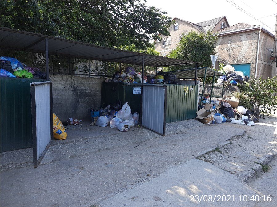 Большинство контейнерных площадок выглядит примерно так. Мусор копится буквально за часы. Источник: vk.com/sev.blacklist