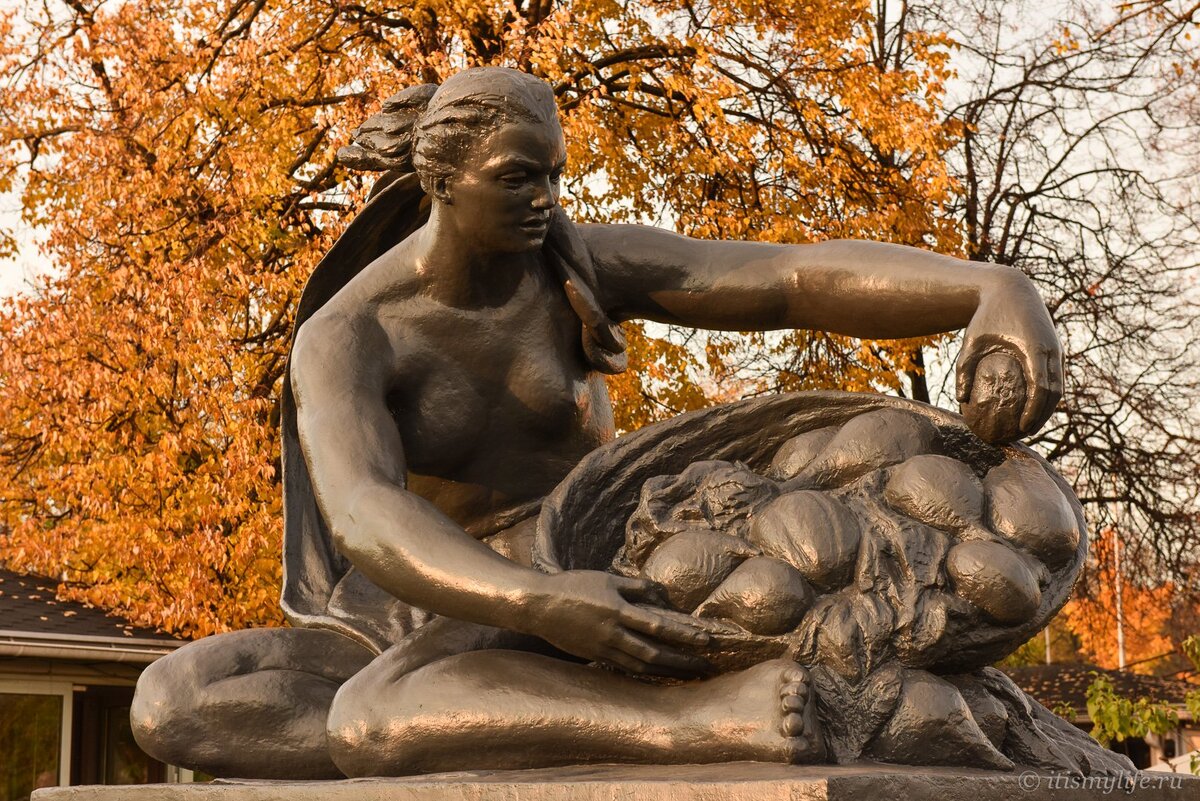 Ева с яблоками познания