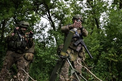    Военнослужащие ВС РФ ведут стрельбу из 82мм миномёта на Купянском направлении в зоне специальной военной операции ©Евгений Биятов РИА Новости